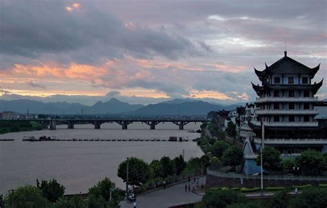 浙江哪個縣沒山？從自然景觀的角度來看，浙江是山海交融之地，擁有豐富的山川景觀。然而，這個問題引發了我們對地理與人文之間關係的深思。